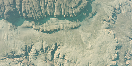 Falaises stratifiées et érodées, générées avec terragen